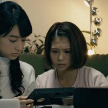 The Ring vs. The Grudge: Tina Tamashiro e Mizuki Yamamoto in una scena del film