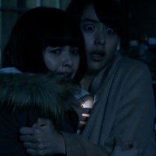 The Ring vs. The Grudge: Tina Tamashiro e Mizuki Yamamoto in un momento del film