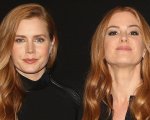Isla Fisher ha mandato gli auguri di Natale con una foto di Amy Adams