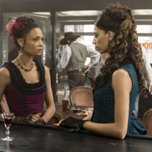 Westworld: le attrici Thandie Newton e Angela Sarafyan in Trompe L'Oeil