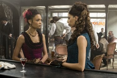 Westworld: le attrici Thandie Newton e Angela Sarafyan in Trompe L'Oeil