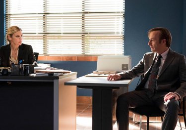 Better Call Saul: Rhea Seehorn e Bob Odenkirk in una foto della terza stagione
