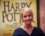 J.K. Rowling nega di aver invitato Jeffrey Epstein alla première di Harry Potter e la Maledizione dell’Erede