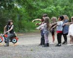 The Walking Dead: un gruppo di bambini ricrea alcune scene iconiche della serie