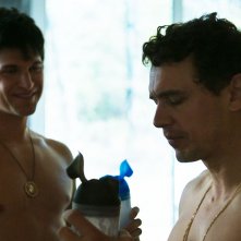 King Cobra: Keegan Allen e James Franco in una scena