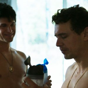 King Cobra: Keegan Allen e James Franco in una scena