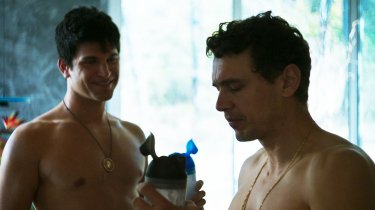 King Cobra: Keegan Allen e James Franco in una scena