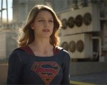 Supergirl stuzzica i fan con un riferimento a Batman