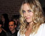 Alicia Silverstone si spoglia per la nuova campagna PETA