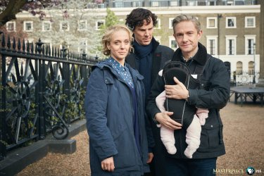 Sherlock: Amanda Abbington, Benedict Cumberbatch e Martin Freeman in una foto della serie