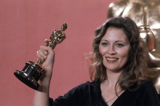 Quinto Potere: Faye Dunaway stringe l'Oscar vinto per Miglior Attrice protagonista