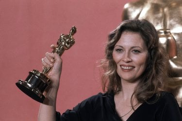 Quinto potere: Faye Dunaway stringe l'Oscar come miglior attrice protagonista