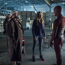 The Flash: Kevin Smith, Danielle Panabaker e Grant Gustin sul set di Killer Frost