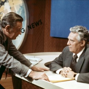 Quinto potere: William Holden e Peter Finch in una scena