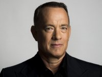 Tom Hanks riceve un regalo da una fan a Roma e ricambia il gesto! 