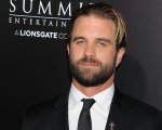 Milo Gibson, il figlio di Mel, star del thriller All The Devil's Men