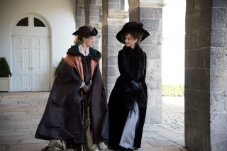 Amore e inganni: Kate Beckinsale e Chloë Sevigny in una scena del film
