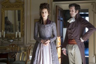 Amore e inganni: Kate Beckinsale e Tom Bennett in una scena del film