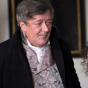 Amore e inganni: Stephen Fry in una scena del film