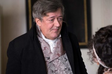 Amore e inganni: Stephen Fry in una scena del film