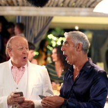 Un Natale al Sud: Massimo Boldi e Biagio Izzo in una scena del film