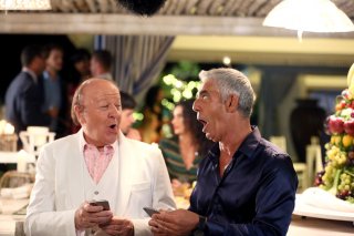 Un Natale al Sud: Massimo Boldi e Biagio Izzo in una scena del film