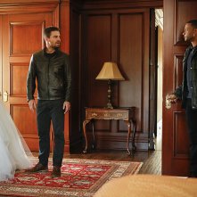 Arrow: Katie Cassidy, Stephen Amell e David Ramsey in Invasion!