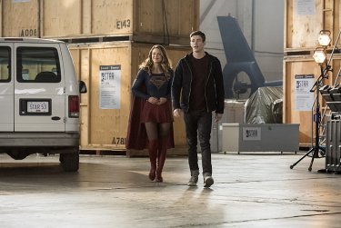 The Flash: Melissa Benoist e Grant Gustin in Invasion!