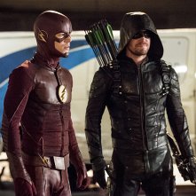 The Flash: gli attori Grant Gustin e Stephen Amell in Invasion!