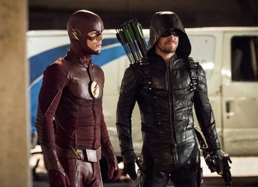 The Flash: gli attori Grant Gustin e Stephen Amell in Invasion!