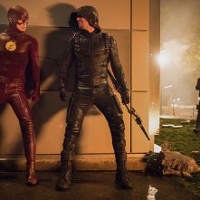 The Flash: Grant Gustin e Stephen Amell in Invasion!