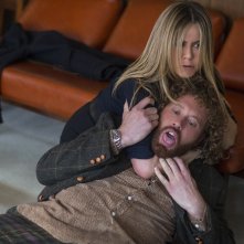 La festa prima delle feste: Jennifer Aniston e T.J. Miller in una scena del film
