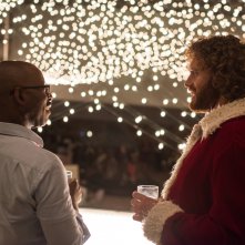 La festa prima delle feste: T.J. Miller e Courtney B. Vance in un momento del film