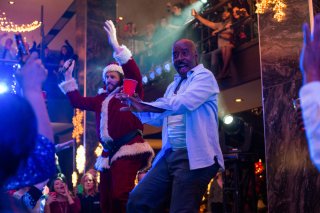 La festa prima delle feste: T.J. Miller e Courtney B. Vance in una scena del film