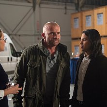 Legends of Tomorrow: Melissa Benoist, Dominic Purcell e Carlos Valdes in Invasion!