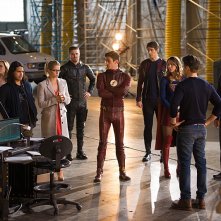 Legends of Tomorrow: una foto dei protagonisti del crossover Invasion!