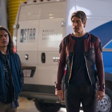 Legends of Tomorrow: Carlos Valdes e Brandon Routh in Invasion!