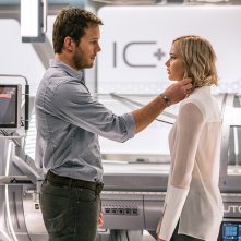 Passengers: Jennifer Lawrence e Chris Pratt in una scena