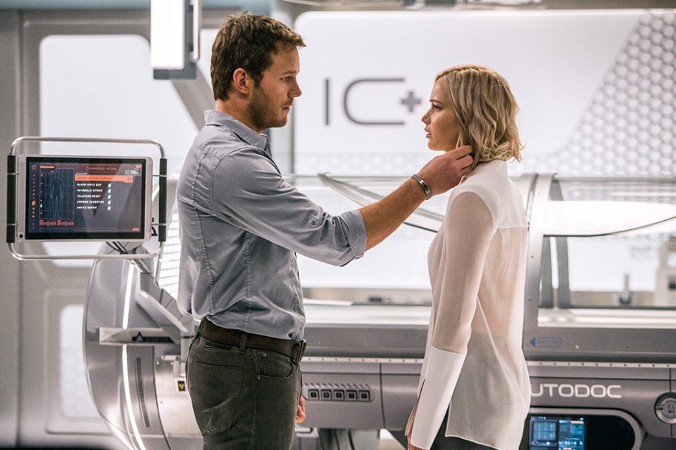 Passengers: Jennifer Lawrence e Chris Pratt in una scena