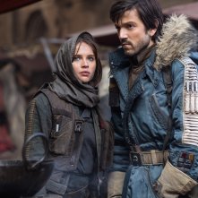 Rogue One: A Star Wars Story, Felicity Jones e Diego Luna in un momento del film
