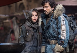 Rogue One: A Star Wars Story, Felicity Jones e Diego Luna in un momento del film