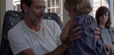 images/2016/12/05/negan-segura-judith-enquanto-e-observado-por-carl-em-cena-da-setima-temporada-de-the-walking-dead-1480911663428_v2_615x300.jpg