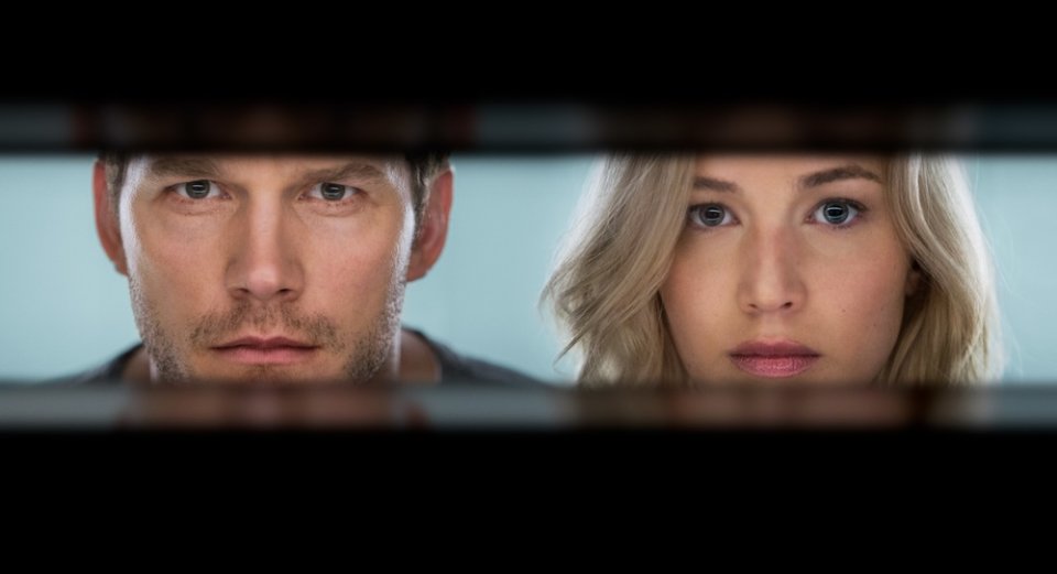 Passengers: un'immagine dei protagonisti Jennifer Lawrence e Chris Pratt