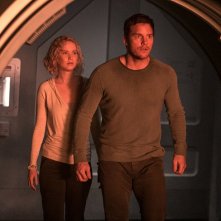 Passengers: Chris Pratt e Jennifer Lawrence in un momento del film