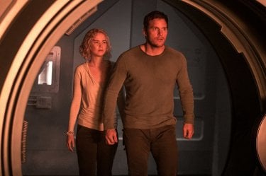 Passengers: Chris Pratt e Jennifer Lawrence in un momento del film