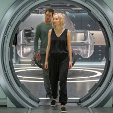Passengers: Chris Pratt e Jennifer Lawrence insieme in un momento del film