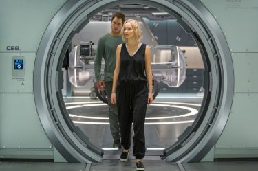 Passengers: Chris Pratt e Jennifer Lawrence insieme in un momento del film