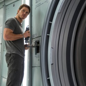 Passengers: Chris Pratt in un momento del film