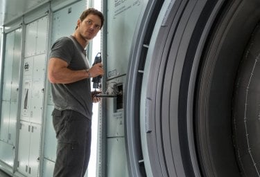 Passengers: Chris Pratt in un momento del film