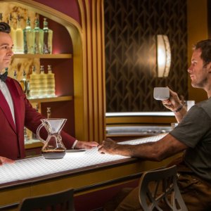 Passengers: Chris Pratt e Michael Sheen in una scena del film